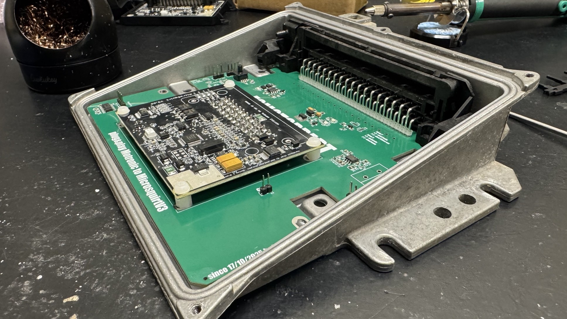 MicroSquirt V3 montata sulla PCB adattatrice